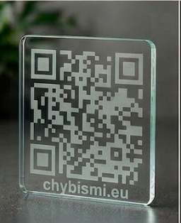 QR destička z broušeného skla s leptaným kódem